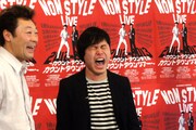 洗濯バサミを一挙に引き剥がされた直後の井上（中央）。
