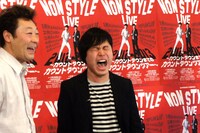 洗濯バサミを一挙に引き剥がされた直後の井上（中央）。