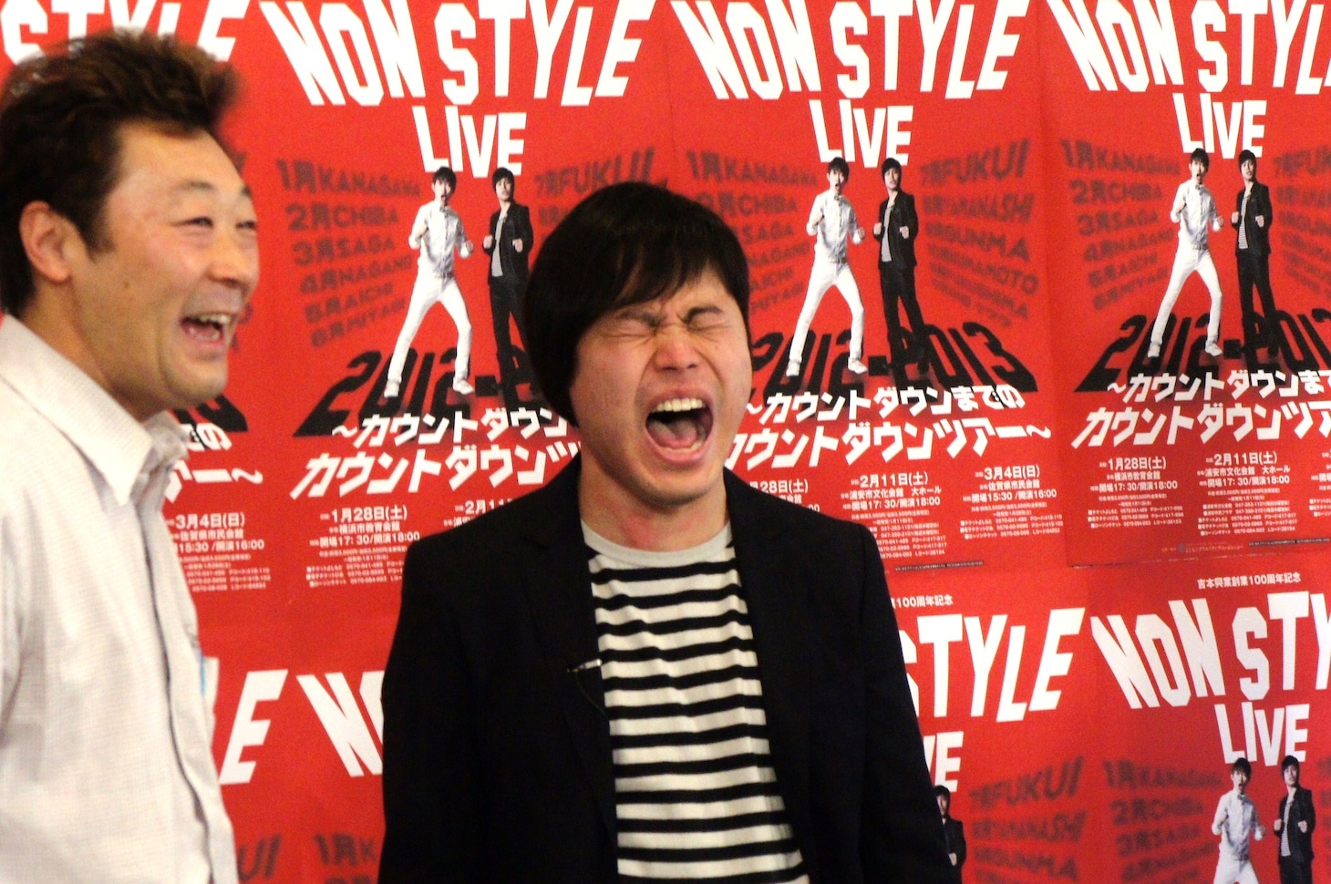 洗濯バサミを一挙に引き剥がされた直後の井上（中央）。