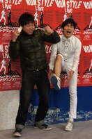 たまたまその場に居合わせたエハラマサヒロ（左）に「スネガムテ」を仕掛けられた石田（右）。スネに貼られたガムテープを一瞬で剥がされ絶叫していた。