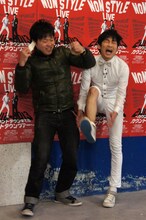 たまたまその場に居合わせたエハラマサヒロ（左）に「スネガムテ」を仕掛けられた石田（右）。スネに貼られたガムテープを一瞬で剥がされ絶叫していた。