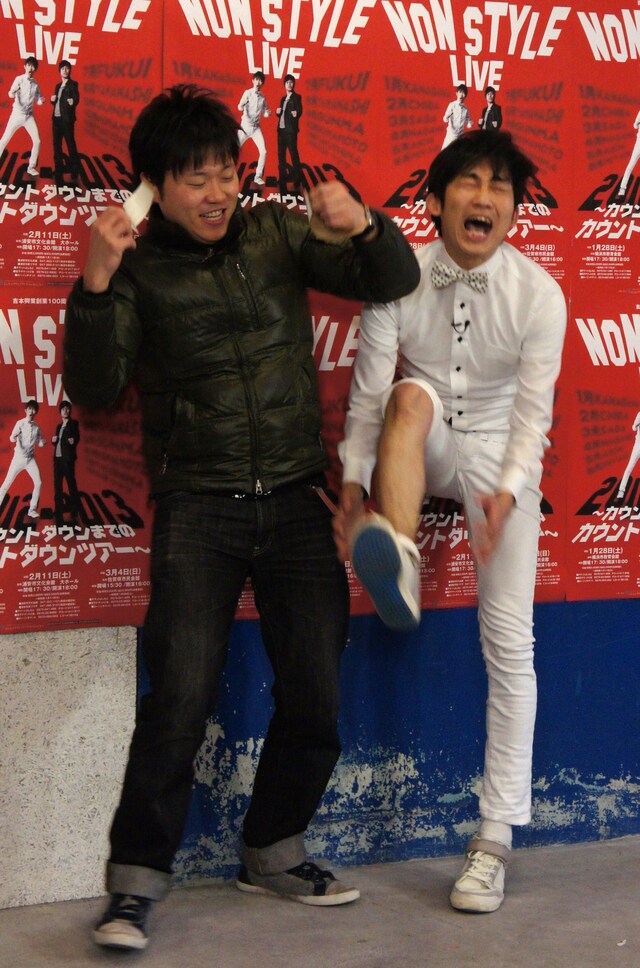 たまたまその場に居合わせたエハラマサヒロ（左）に「スネガムテ」を仕掛けられた石田（右）。スネに貼られたガムテープを一瞬で剥がされ絶叫していた。