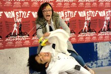 アツアツに温められたおしぼりを、スパイク松浦の手によって顔面に押し当てられた石田。