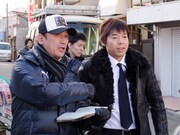 長原成樹監督（左）と今田耕司（右）。 (c)「犬の首輪とコロッケと」製作委員会