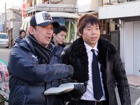 長原成樹監督（左）と今田耕司（右）。 (c)「犬の首輪とコロッケと」製作委員会