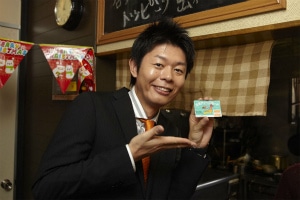 Web番組「島田秀平の婚活ドライブデート」に出演する島田秀平。