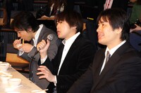 審査に臨んだラーメン評論家・石神秀幸（中央）ら。