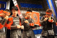 日清ラ王の試食を楽しむ「軍師芸人」たち。