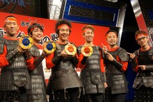 「吉本ラ王 芸人麺下分け目の戦い 全国47都道府県芸人、大激突！ラ王に合う食材No.1を決めろ！―全国決戦の儀―」発表会に登場した（左から）麒麟、トータルテンボス、オリエンタルラジオ。