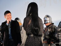 中央にあごひげの目立つ甲冑姿の男性が1人。