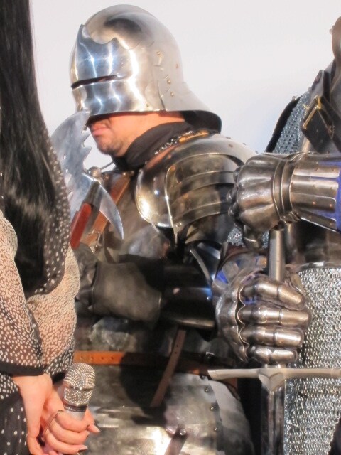 映画「ベルセルク　黄金時代篇I　覇王の卵」完成披露試写会にて、明らかに不審な行動を取り始めた甲冑姿の男性。