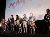 甲冑軍団とともに登場したガッツ役の岩永洋昭、主題歌を歌うAI。