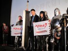 映画「ベルセルク」完成試写会にケンコバが甲冑姿で登場