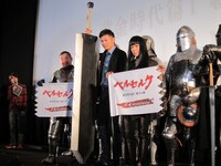 映画「ベルセルク 黄金時代篇I 覇王の卵」完成披露試写会に登場したケンドーコバヤシ、ガッツ役の岩永洋昭、主題歌を歌うAI。