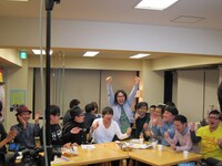 オープニングでワタナベ芸人たちの結束力を見せようと盛り上がる芸人たち。