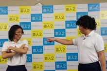 「あたりまえ体操」を実演するCOWCOW。