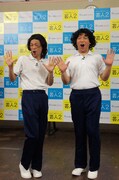 「あたりまえ体操」を実演するCOWCOW。
