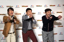 「ヤー！」と威勢よく登場するダチョウ倶楽部。