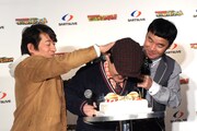 上島51歳の誕生日ケーキに顔面を突っ込ませようとする肥後（右）、ジモン（左）と、それをかたくなに拒否する上島（中央）。