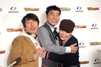 キスのあと抱きあう肥後（中央）と上島（右）。仲睦まじい光景に、ジモン（左）は「2人がキスをして悔しい！」とやきもちを焼いていた。