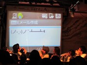 ちゃぶ台をひっくり返す顔が冷静すぎるということで、「1人でやっている。『もう恋なんてしない』の2番みたい」という声も。