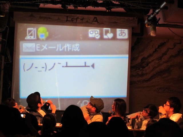 ちゃぶ台をひっくり返す顔が冷静すぎるということで、「1人でやっている。『もう恋なんてしない』の2番みたい」という声も。