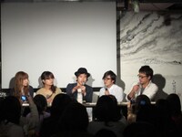 しずる村上主催イベント「メールナイト～ねぇ、みんな！Re:は消す派？、p(^_^)q←これどう使う？など話ますよ～」。p(^_^)qは「（ハイキングウォーキング）Qちゃんの『卑弥呼様』を飲み会で調子乗ってやってる」（平子）という意味になった。