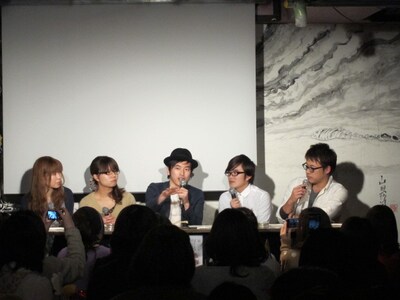 しずる村上主催イベント「メールナイト～ねぇ、みんな！Re:は消す派？、p(^_^)q←これどう使う？など話ますよ～」。p(^_^)qは「（ハイキングウォーキング）Qちゃんの『卑弥呼様』を飲み会で調子乗ってやってる」（平子）という意味になった。