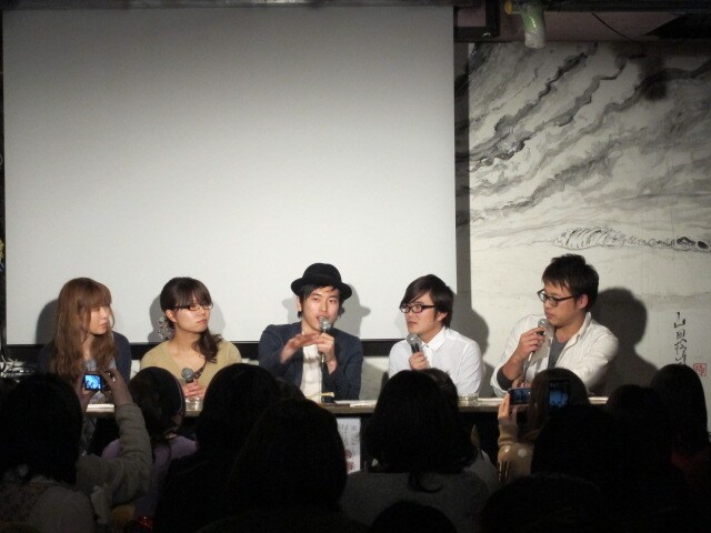 しずる村上主催イベント「メールナイト～ねぇ、みんな！Re:は消す派？、p(^_^)q←これどう使う？など話ますよ～」。p(^_^)qは「（ハイキングウォーキング）Qちゃんの『卑弥呼様』を飲み会で調子乗ってやってる」（平子）という意味になった。