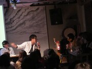 スクリーンが見えづらくないかどうか観客を執拗に気遣う平子。