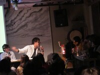 スクリーンが見えづらくないかどうか観客を執拗に気遣う平子。