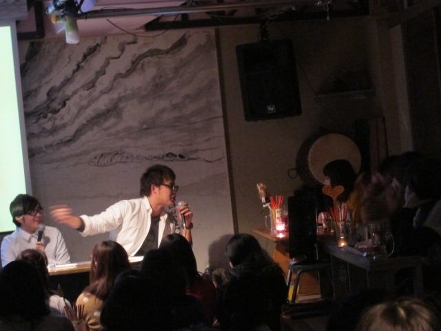 スクリーンが見えづらくないかどうか観客を執拗に気遣う平子。