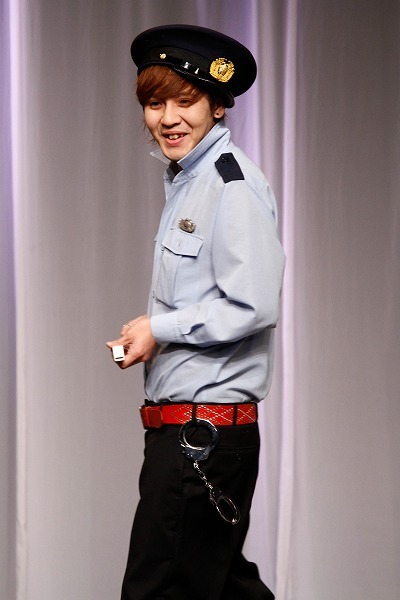 まったく警官らしくない2人を怪しむまさよしにデンペーが「どうみても警官っしょ」と説明。(c)藤澤孝代（フォトプロ）