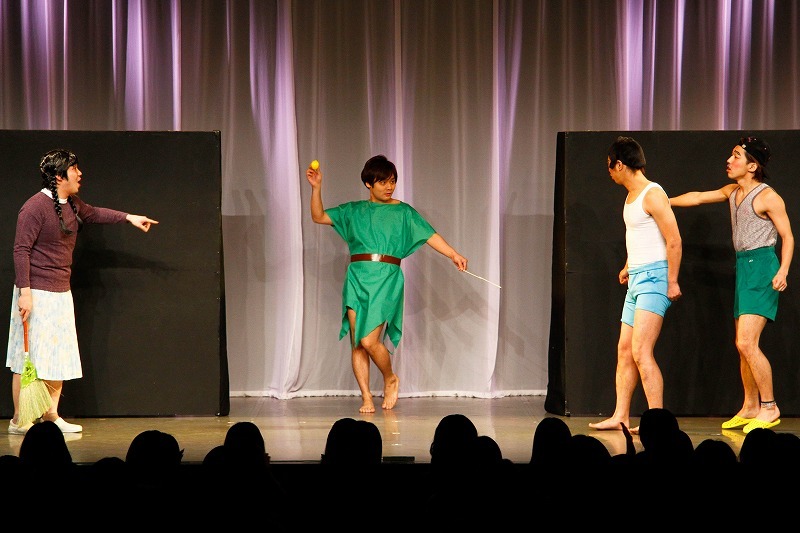 コント「遊園地」では、パレードでティンカーベルらしきキャラや珍しいキャラが続々登場。(c)藤澤孝代（フォトプロ）