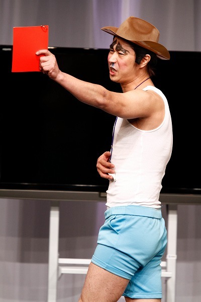 「アドベンチャースクール」コーナーMCの尾形。最初から段取りを忘れ総ツッコミを受けた。(c)藤澤孝代（フォトプロ）