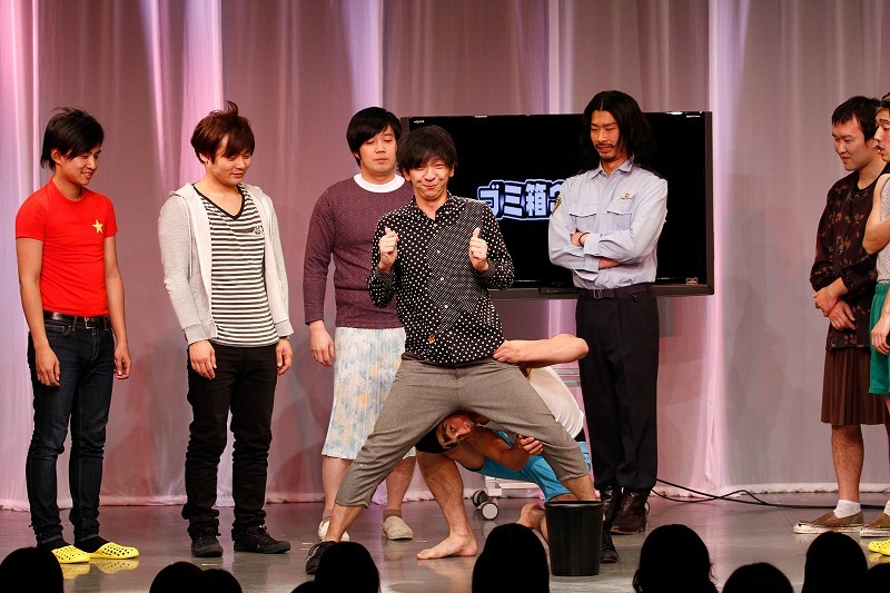 踊らない向井に最後は無理矢理尾形と2人で踊らせるもウケず。4回もチャレンジするハメになった。(c)藤澤孝代（フォトプロ）