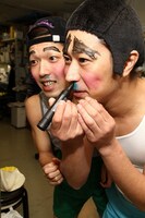 楽屋でメイク中の尾形と岡部。「カワムラくん」にはこの写真を始め楽屋裏の写真が盛りだくさん。(c)藤澤孝代（フォトプロ）