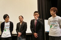 囲み取材の模様。