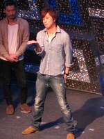 笑わないように言われている観客の前でギャグをする尾形。