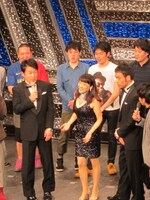 痩せなかった場合、ペナから「シンディ・ローパーのように生きろ」「スキンヘッドで今の髪型のタトゥー」などの罰ゲームが。