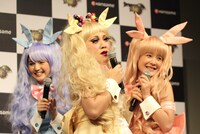 即興コンビで「イエス、フォーリンラブ」を披露するバービー（中央）と嗣永桃子（右）。