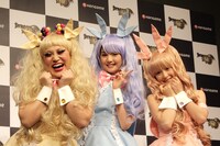 オンラインゲーム「Dragon Nest」の「神アイドル！ハロリ 下克上バトル」記者発表会にアイドルキャラクター「ハロリ」のコスプレで登場した（左から）バービー、道重さゆみ（モーニング娘。）、嗣永桃子（Berryz工房）。