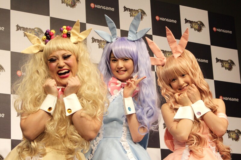 オンラインゲーム「Dragon Nest」の「神アイドル！ハロリ 下克上バトル」記者発表会にアイドルキャラクター「ハロリ」のコスプレで登場した（左から）バービー、道重さゆみ（モーニング娘。）、嗣永桃子（Berryz工房）。