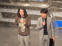 MCのピース。配信をしているということで「下ネタを言うとこだった」（綾部）、「普段言ってる政治ネタを言わないように」（又吉）と気をつけた。