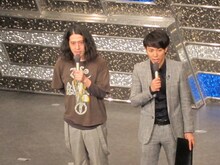 MCのピース。配信をしているということで「下ネタを言うとこだった」（綾部）、「普段言ってる政治ネタを言わないように」（又吉）と気をつけた。