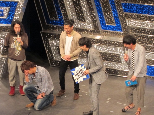 ドッキリだとわかり崩れ落ちる尾形。