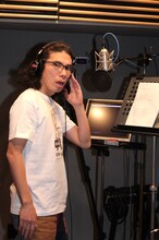 DVD「中学星 UNIVERSAL すこやか」に声優として参加し、新キャラクター・亜部ぴろし役でアテレコに臨む片桐仁。