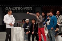 「窯焼き豚玉　豚の空」のPRを後押しするミサイルマン。(c)吉本興業