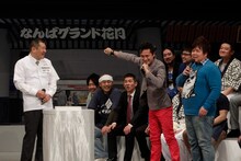 「窯焼き豚玉　豚の空」のPRを後押しするミサイルマン。(c)吉本興業