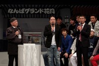 「つるとんたん和朗亭」「大阪バール」「浪速甘味処（仮称）」のPRを後押しする笑い飯。(c)吉本興業